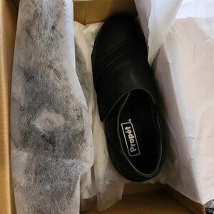 Propet Brand Women's "Calliope" leather shoes Brand new in Box